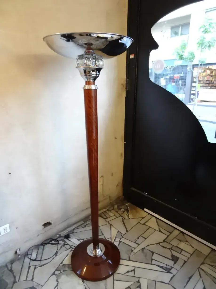 Lâmpada de pé antiga com base redonda em um ambiente simples