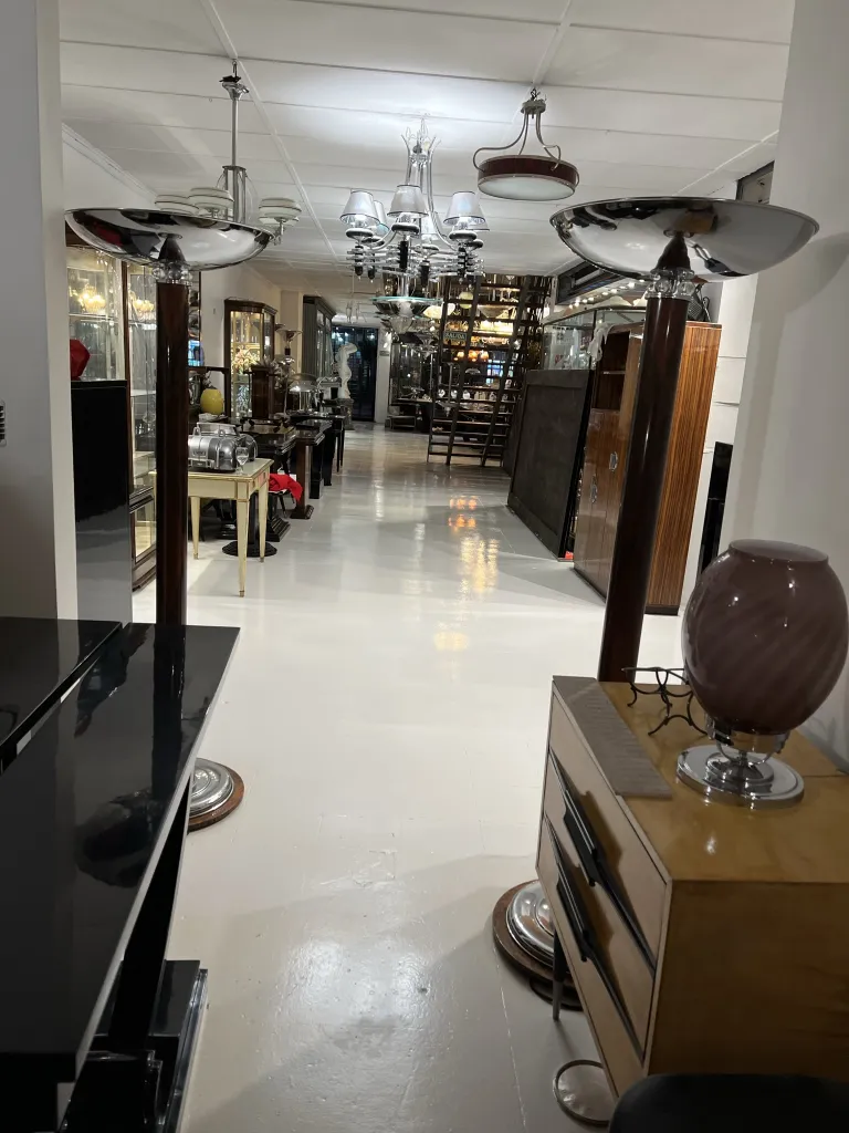 dos lámparas de pie antiguas en un ambiente elegante