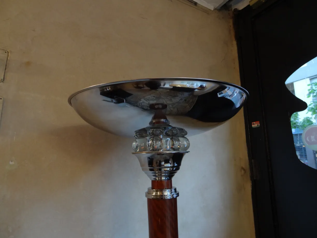 deux lampadaires anciens avec base brillante et abat-jour au-dessus