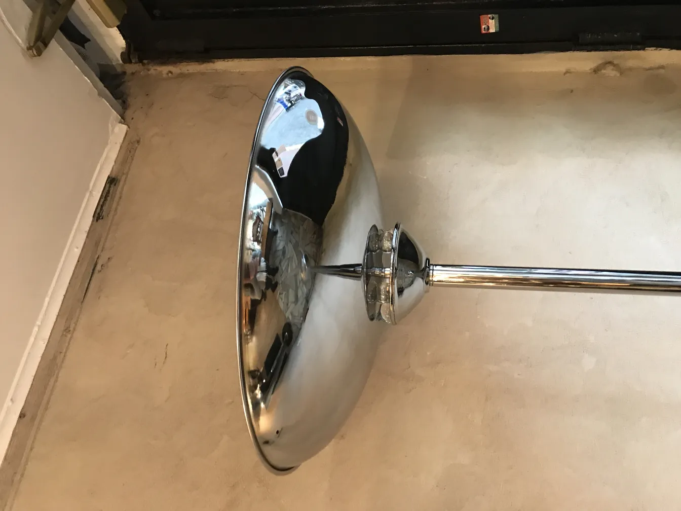 Due lampade da terra antiche brillanti in un ambiente accogliente