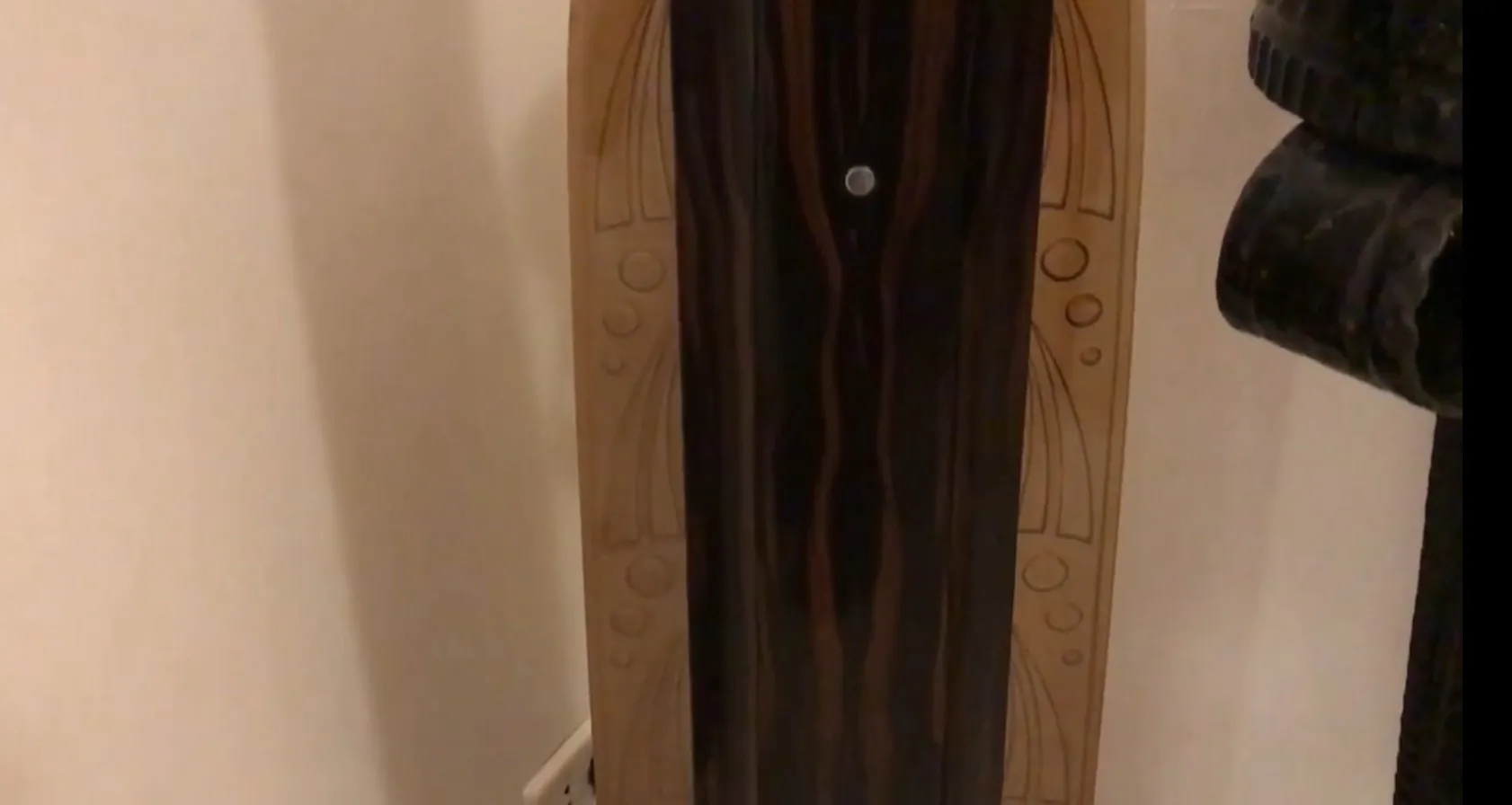 아늑한 공간에 있는 2개의 고풍스러운 플로어 램프