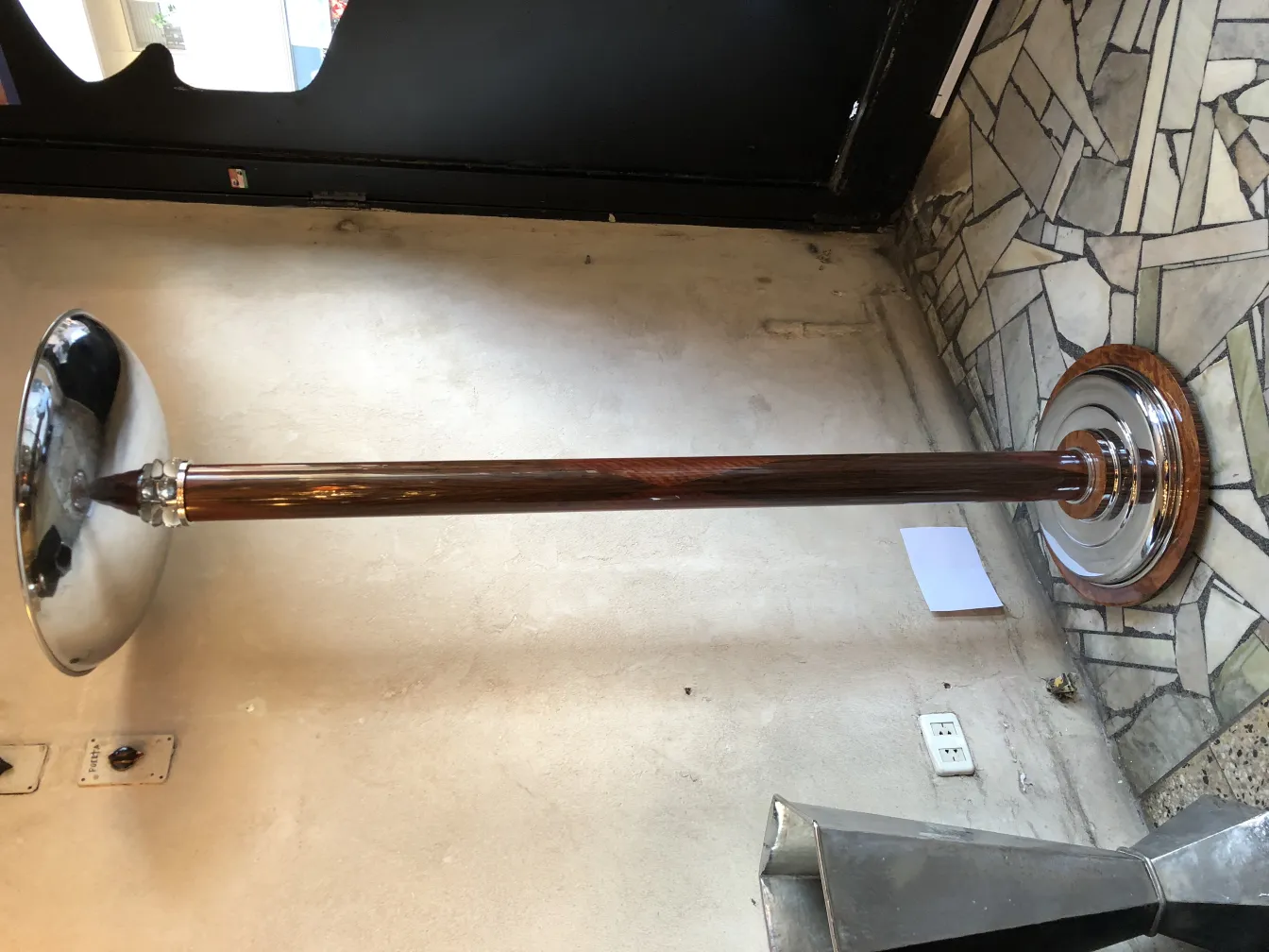 اثنان من المصابيح الأرضية القديمة مع قاعدة مزخرفة