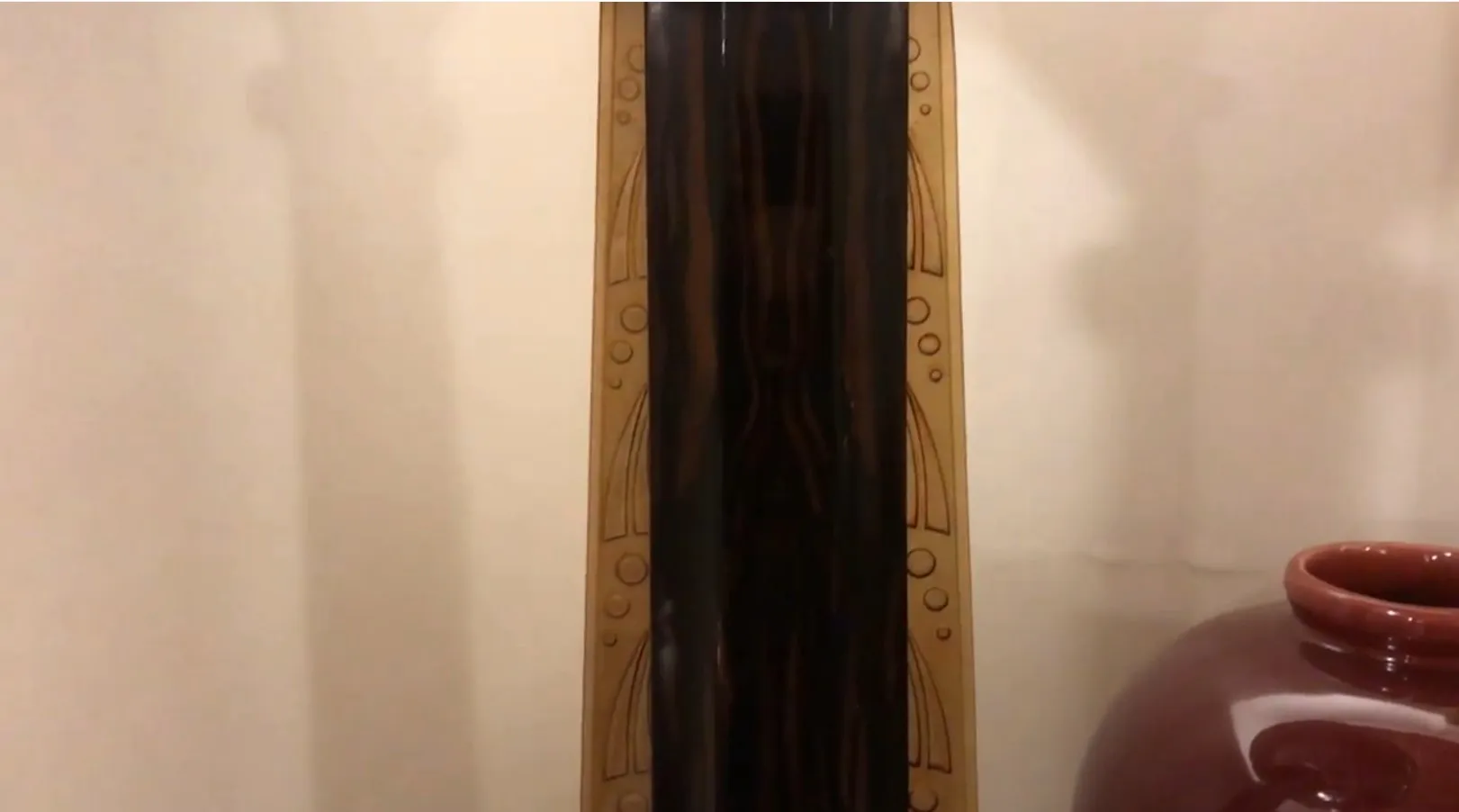 dos lámparas de pie antiguas con detalles decorativos, en un ambiente acogedor