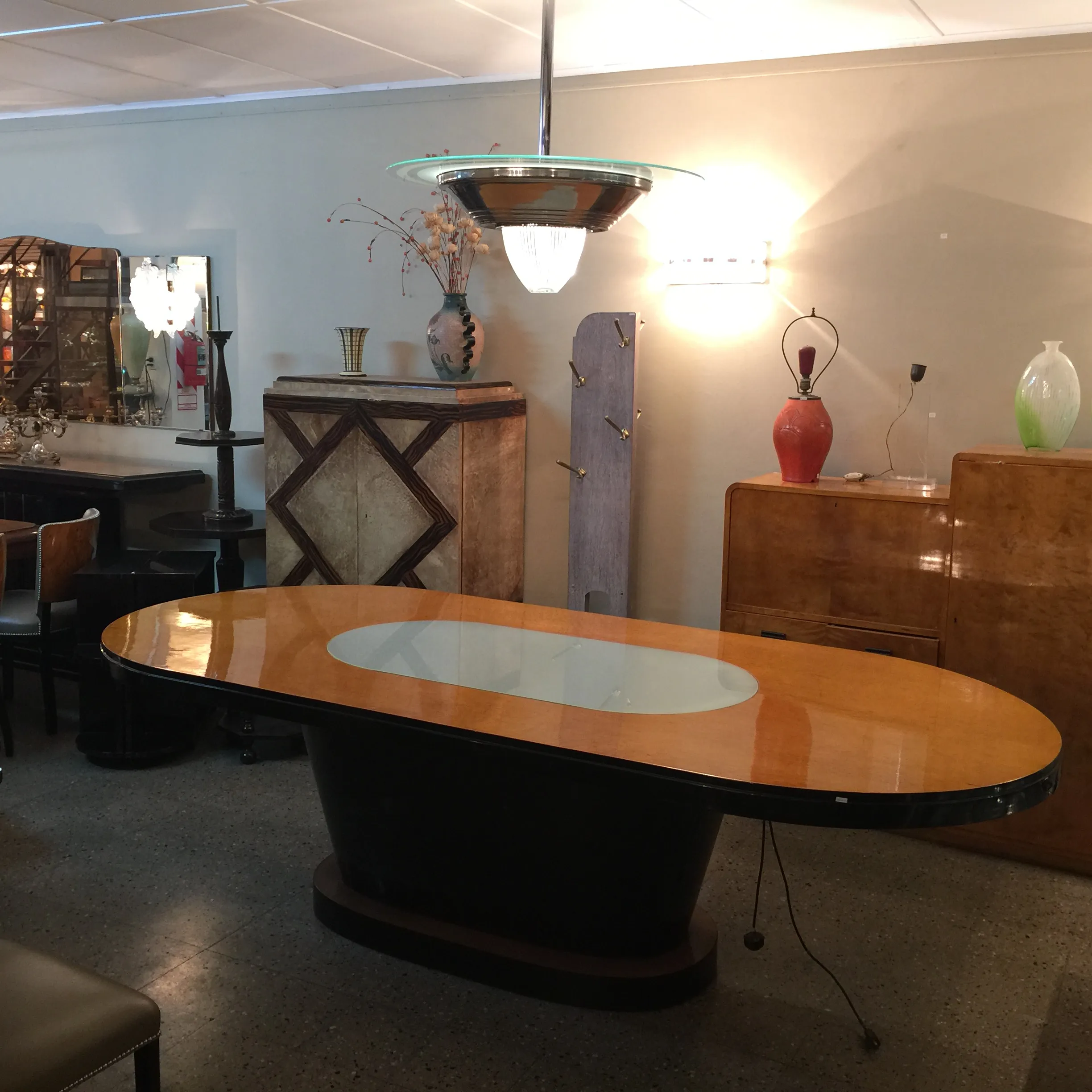 Mesa antiga de jantar para 10 pessoas com luz e ambiente aconchegante