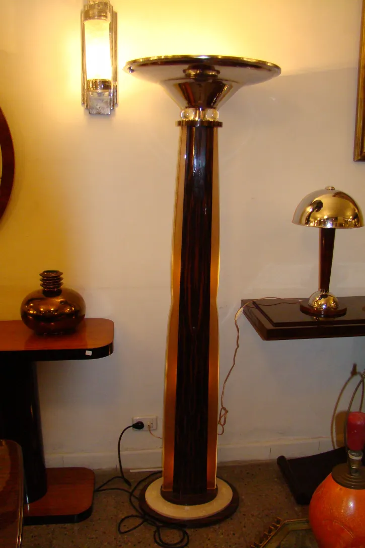 deux lampadaires anciens dans un décor élégant