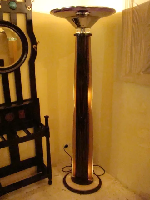 deux lampadaires anciens avec base ronde et lumière douce