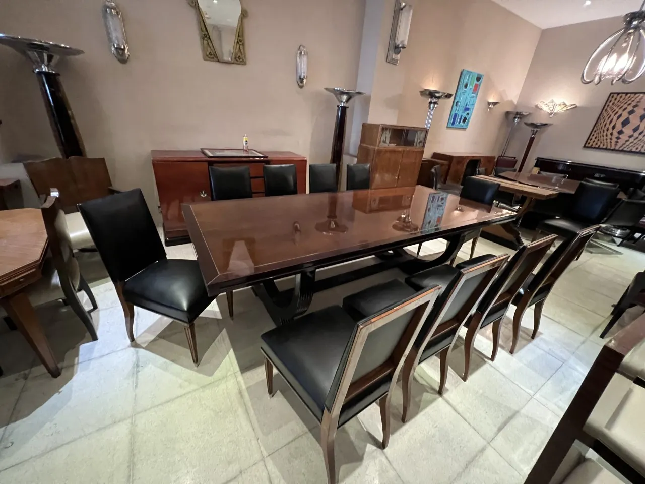 Deux lampadaires anciens au design élégant dans un cadre sophistiqué.