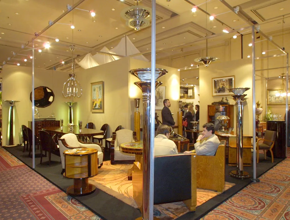 due lampade da terra antiche in un ambiente elegante