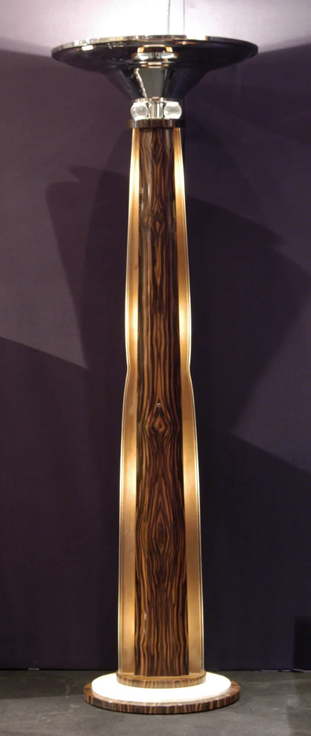 paire de lampadaires anciens au design élégant et à base circulaire