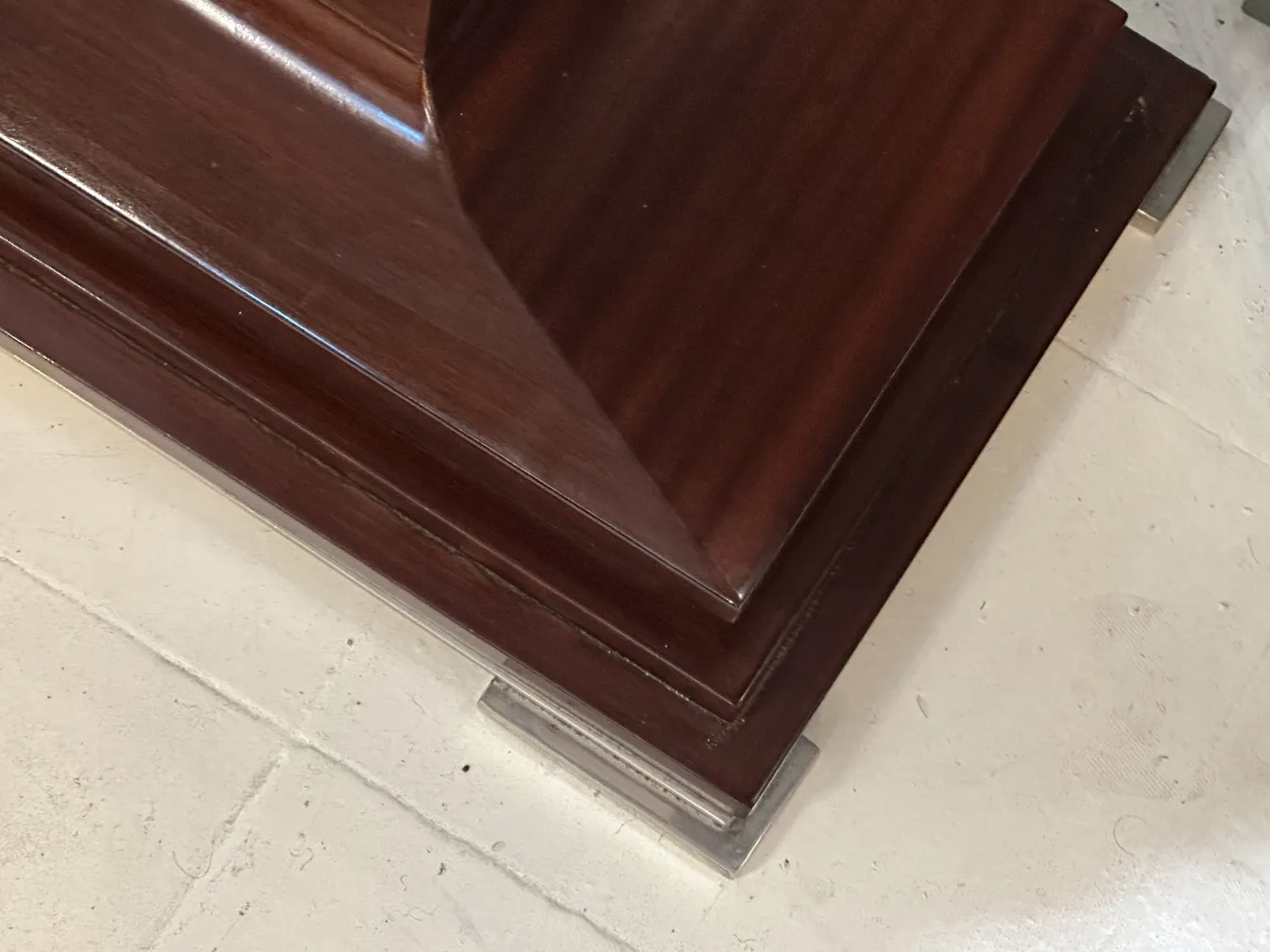 Duas lâmpadas de piso antigas em um ambiente elegante.