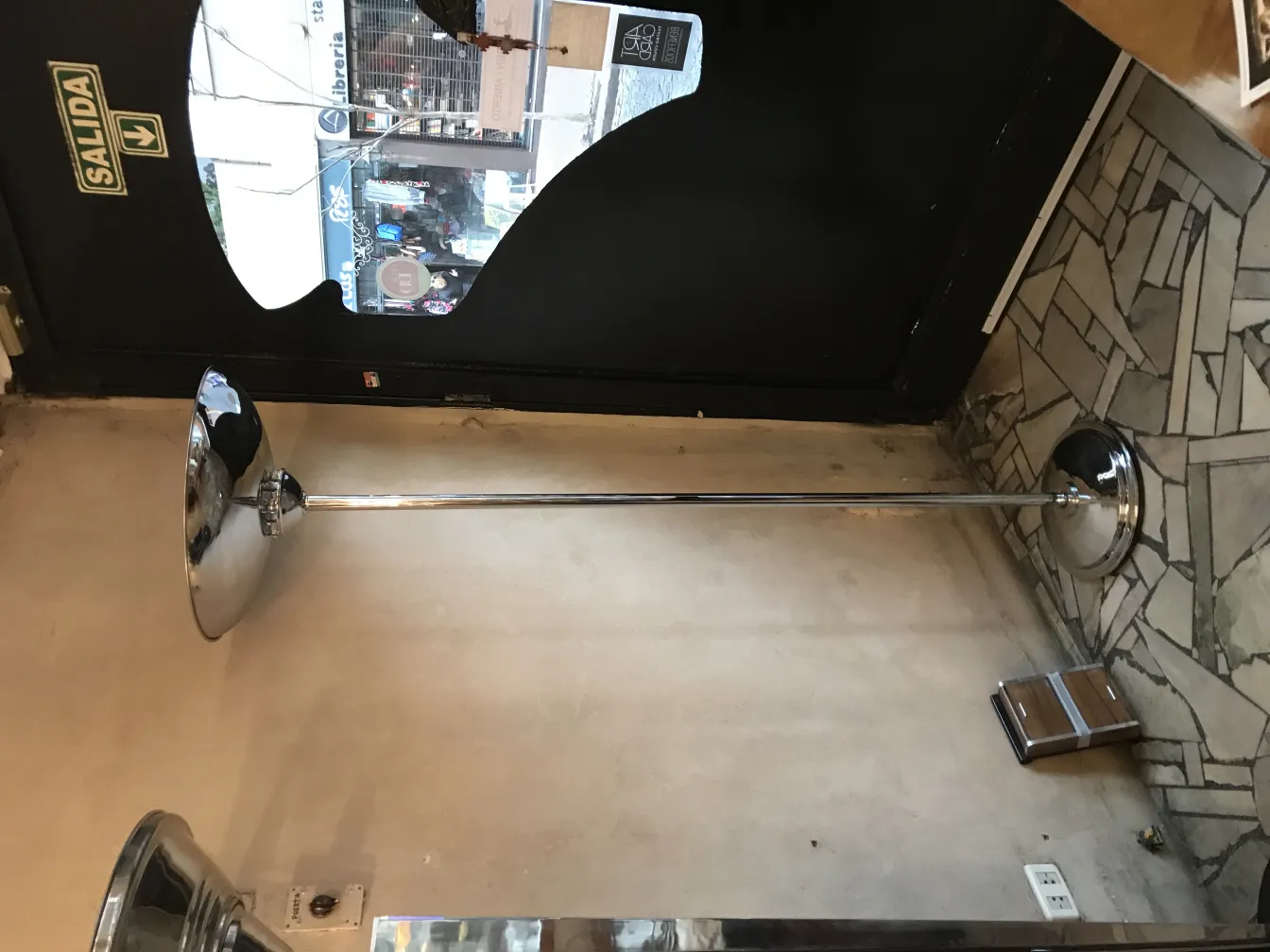 Lampadaires antiques avec des abat-jours larges, dans un cadre chaleureux.