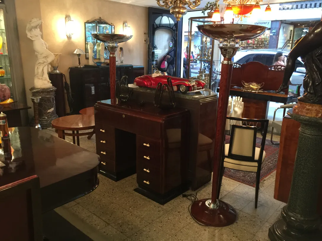 deux lampadaires anciens dans une boutique élégante avec des meubles classiques