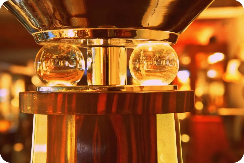 blizhaia perspektiva dvukh antichnykh torsherov s ornamientami