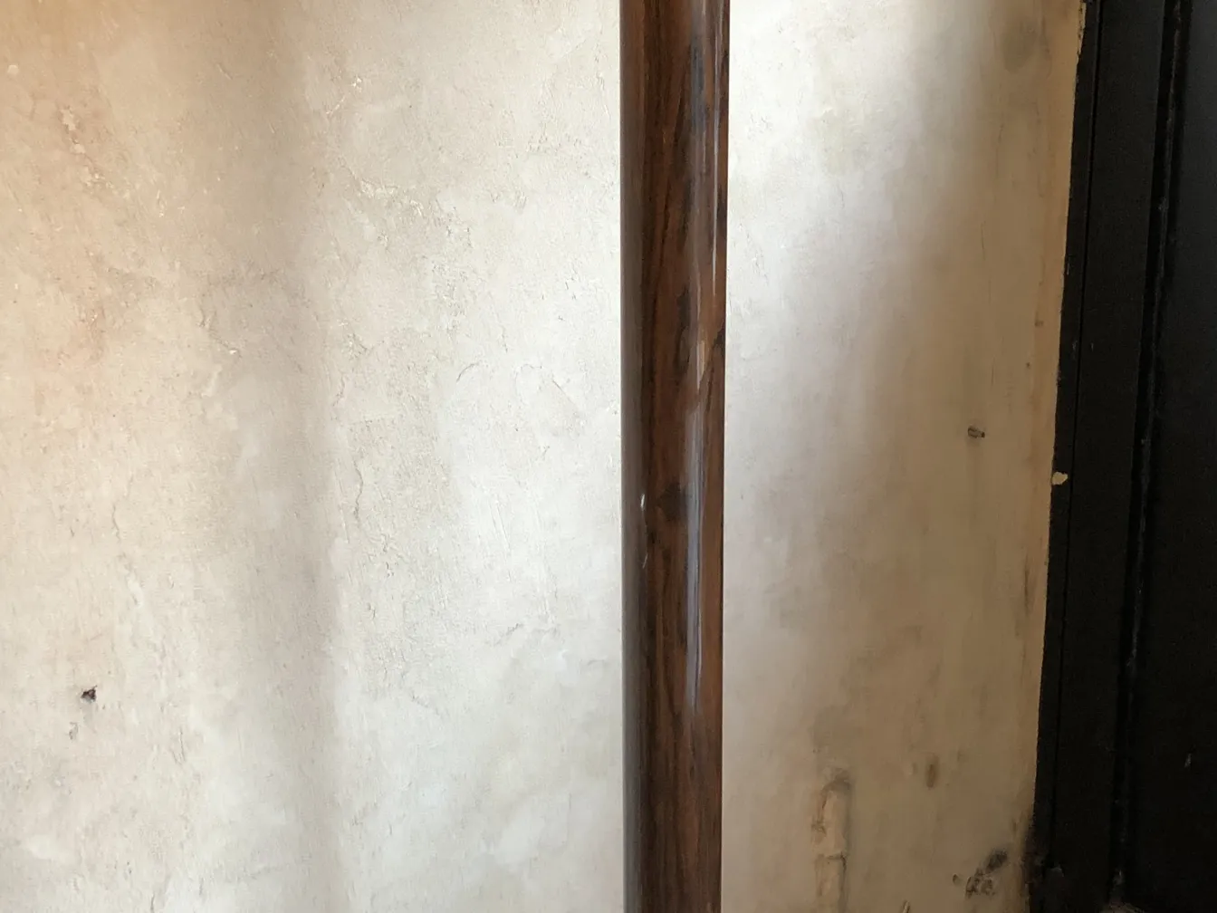 Deux lampadaires anciens dans un cadre chaleureux