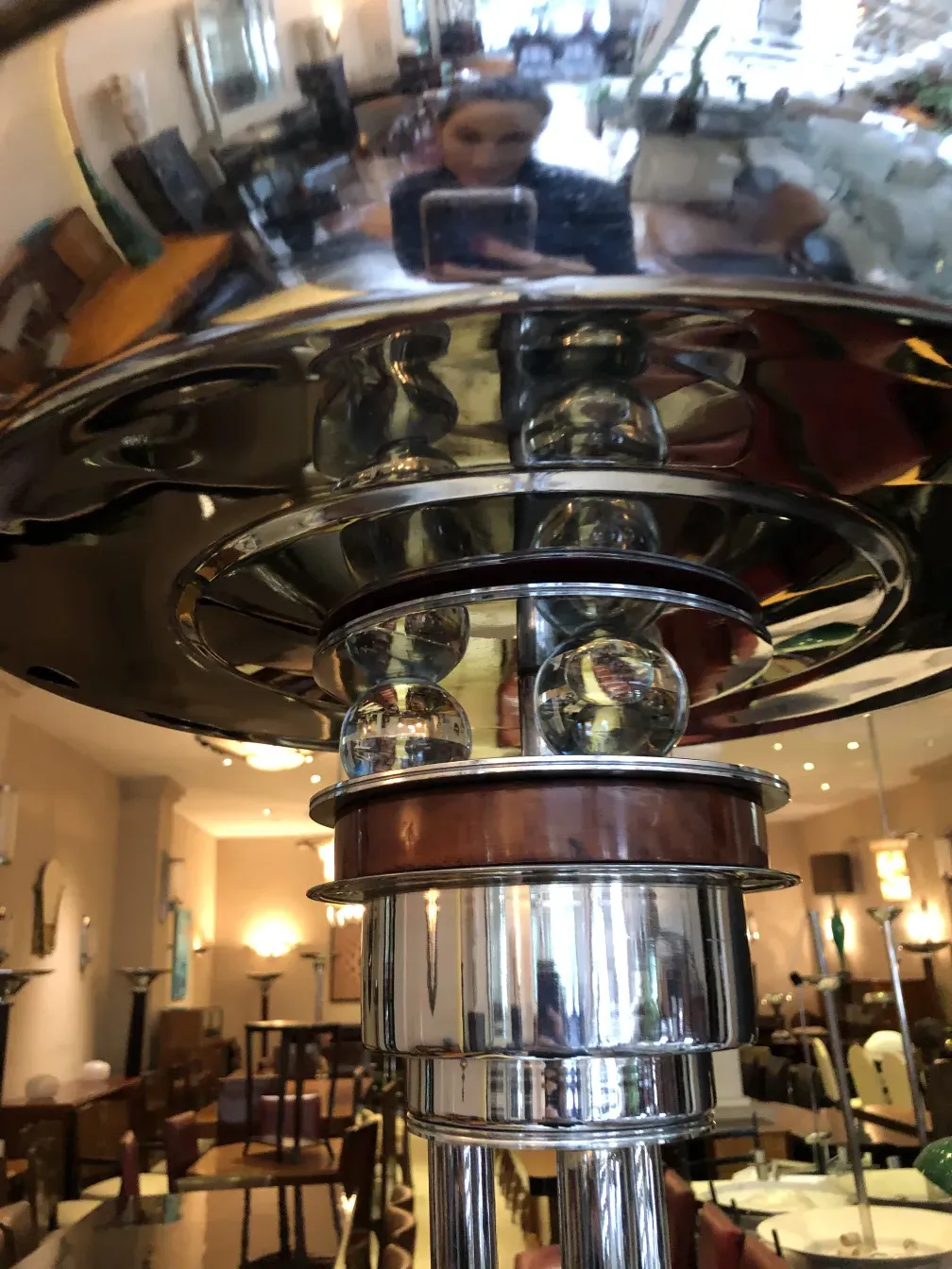 세련된 환경에서 빛나는 우아한 고전 플로어 램프 2개.