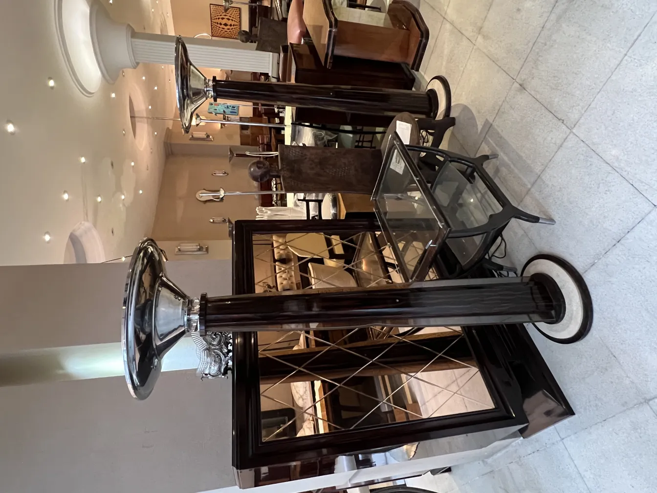 2 lámparas de pie antiguas en un ambiente elegante, con detalles decorativos