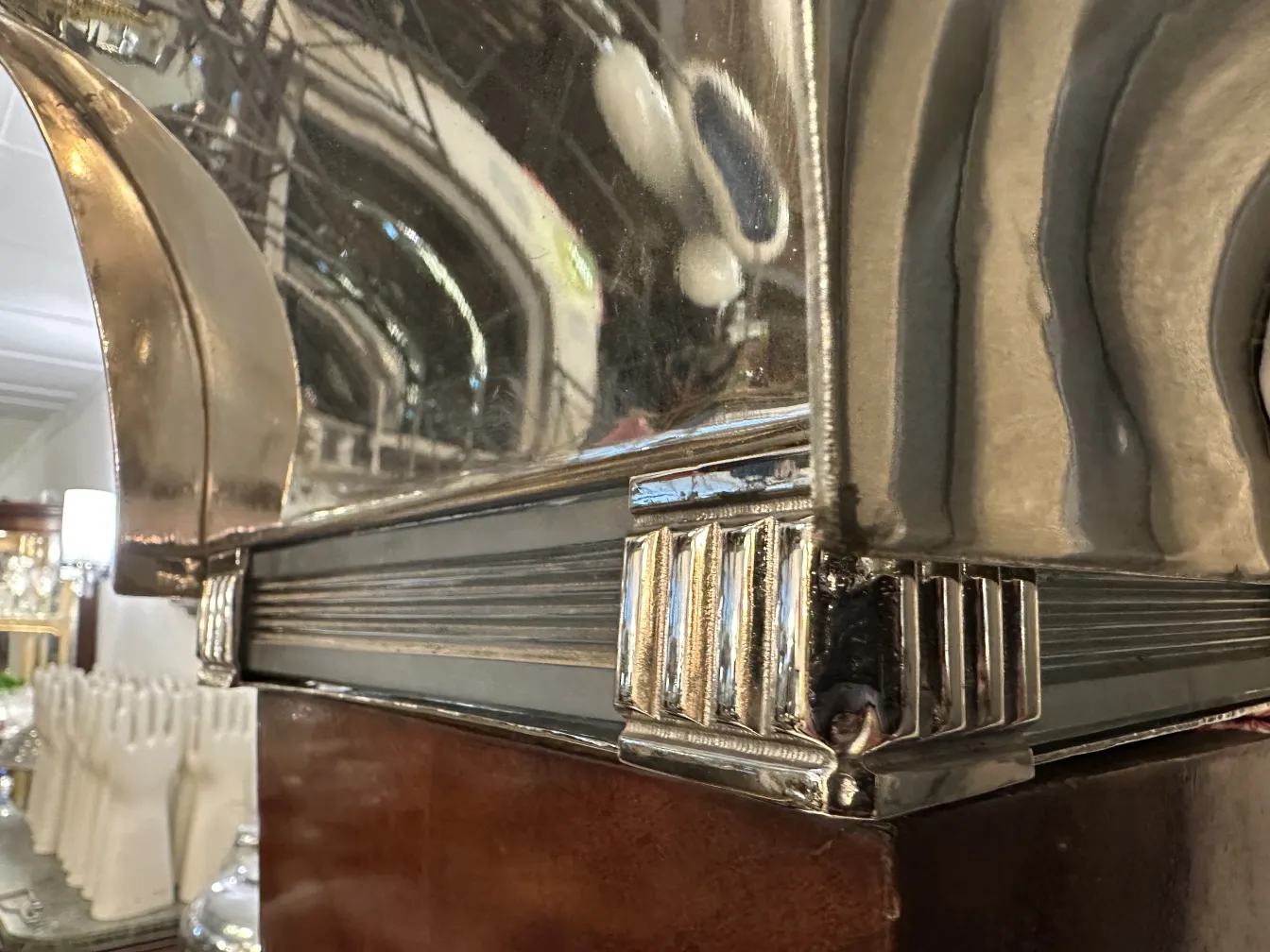 Detalhes elegantes de 2 lampadas de piso antigas em um ambiente acolhedor