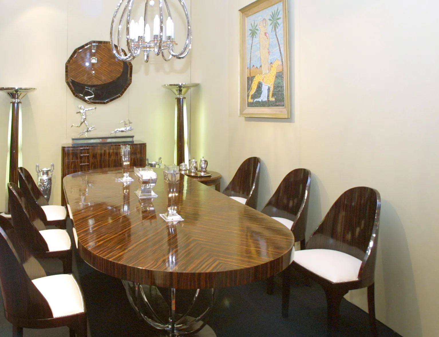 Due lampade da terra antiche in una sala da pranzo elegante.