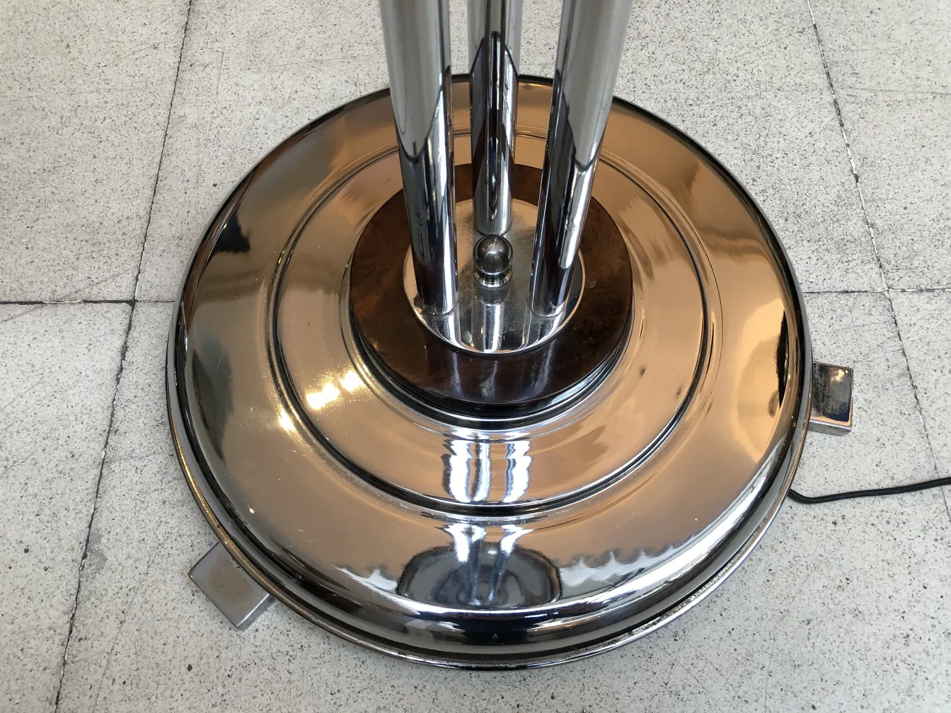 Duas lâmpadas de piso antigas com bases brilhantes em um ambiente elegante