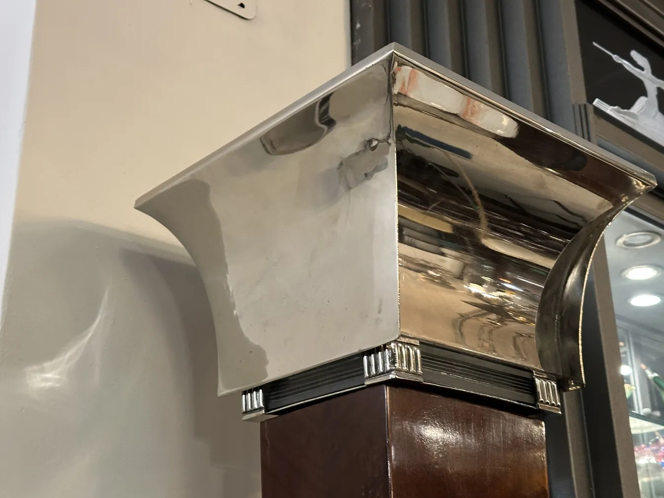 zwei antike Stehleuchten mit glänzender eleganter Oberfläche, gemütliche Atmosphäre