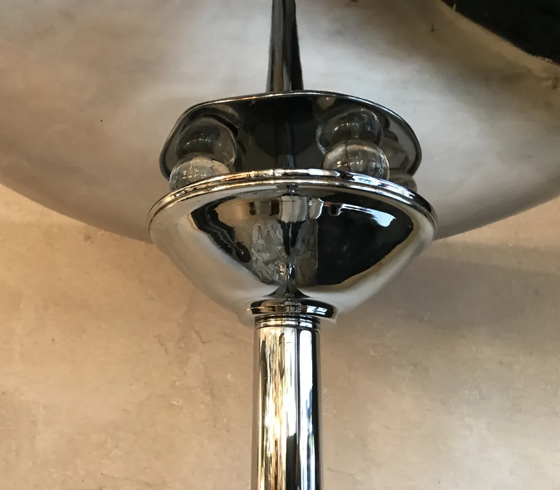 Gros plan de 2 lampadaires anciens avec finition brillante dans un cadre chaleureux