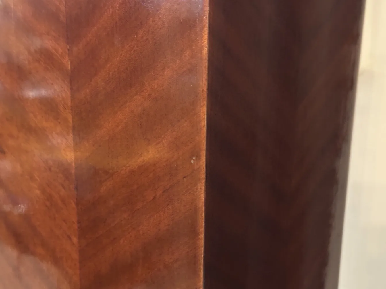 duas lâmpadas de piso antigas com design clássico, em um ambiente elegante.