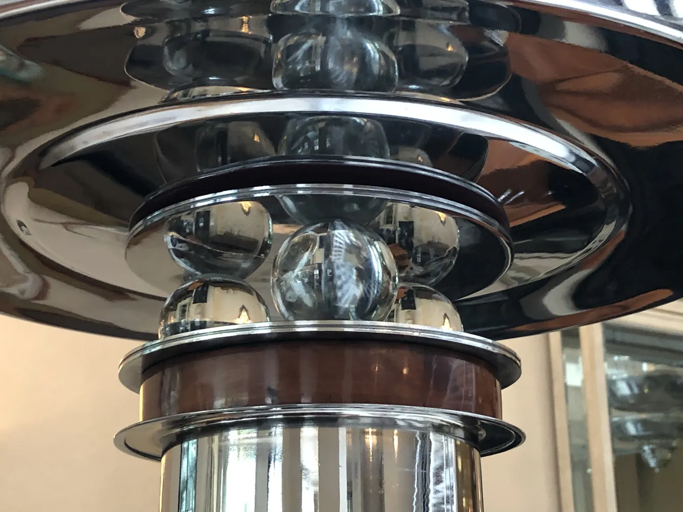 duas lâmpadas de piso antigas com design elegante e um fundo decorativo.