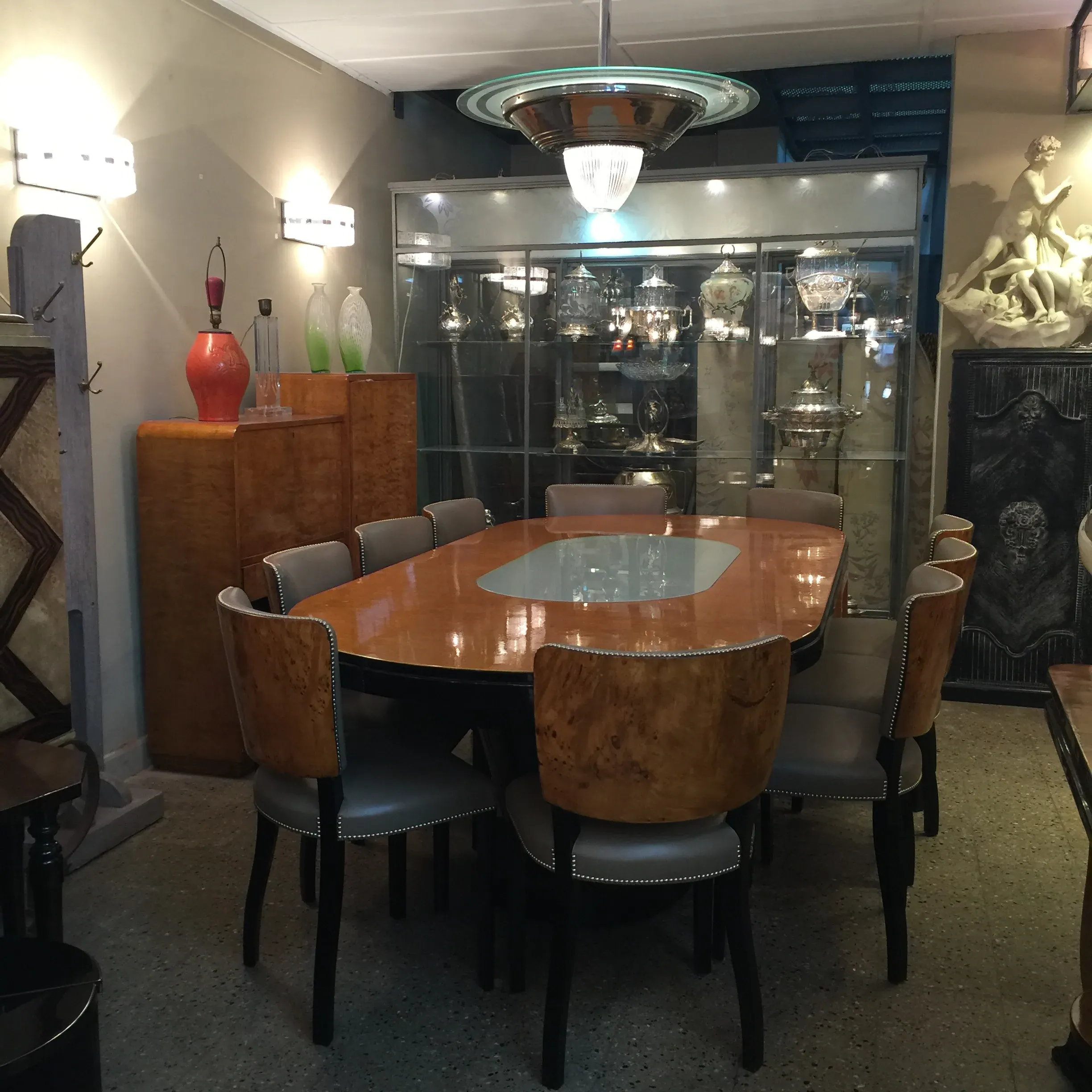 Mesa de jantar antiga Art Deco para 10 pessoas, em ambiente elegante com luz.