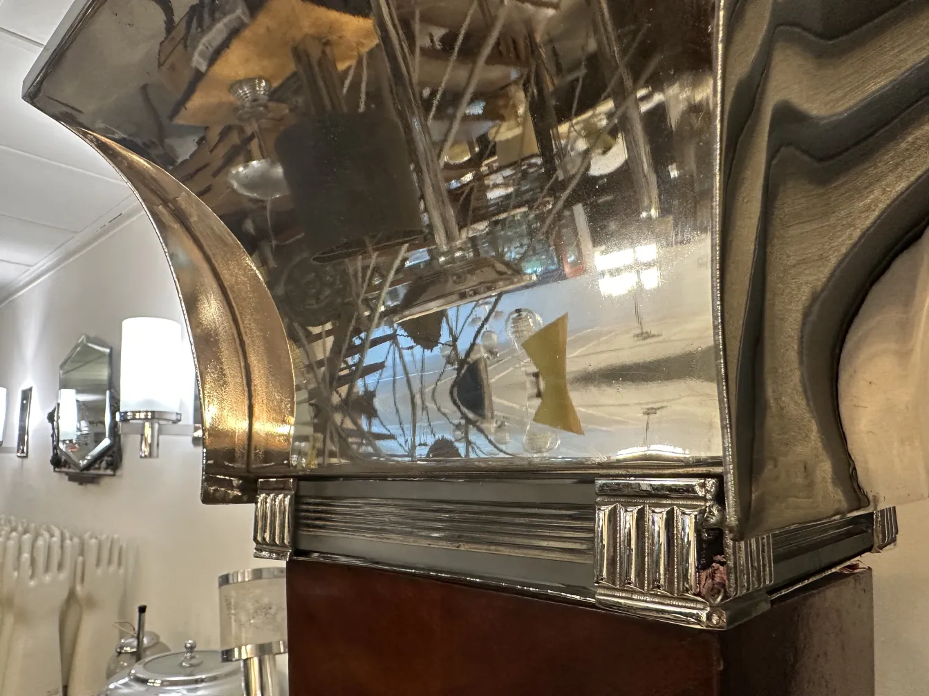 Vue de deux lampadaires anciens illuminant une pièce élégante