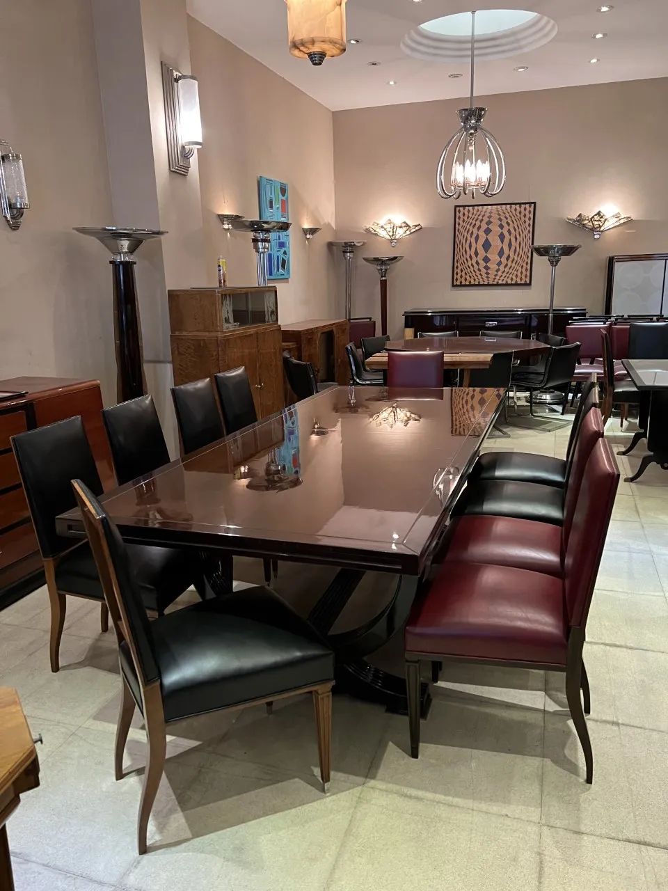 2 lámparas de pie antiguas en un entorno de comedor elegante con sillas de cuero