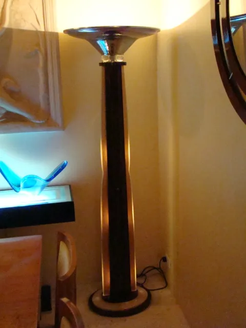 Zwei antike Stehleuchten, die die Umgebung sanft beleuchten, mit dekorativem Hintergrund.