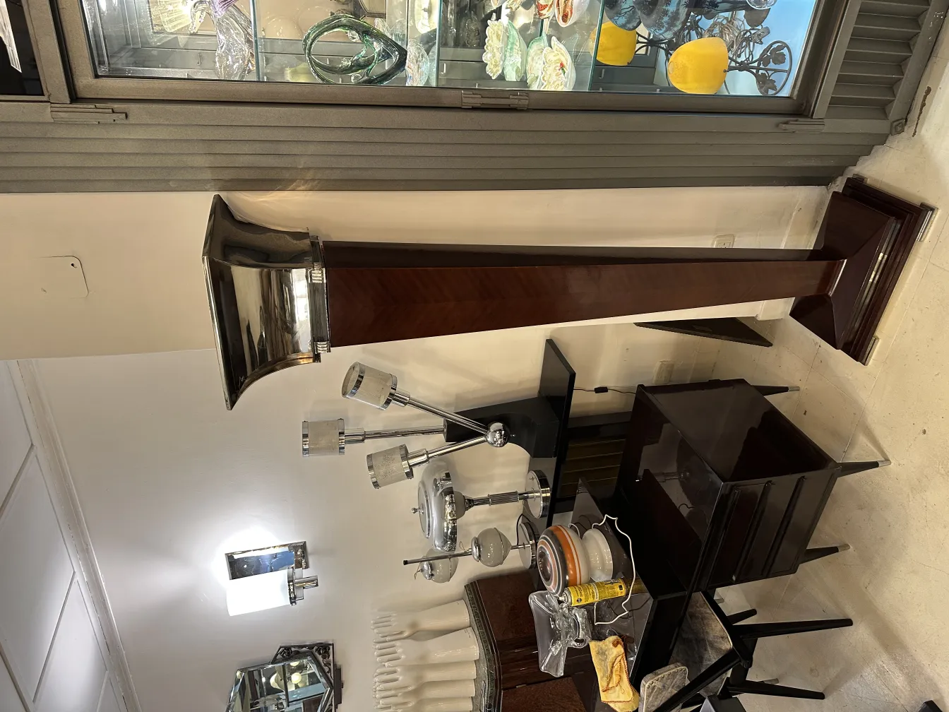 deux lampadaires anciens exposés dans une boutique d'antiquités.