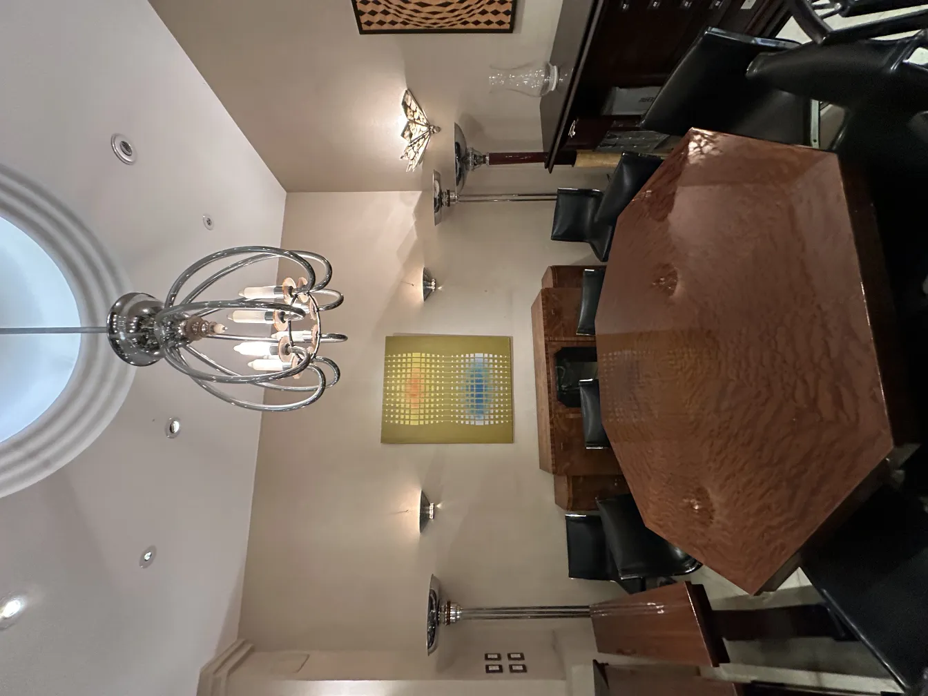 deux lampadaires antiques dans un salon élégant avec une table.