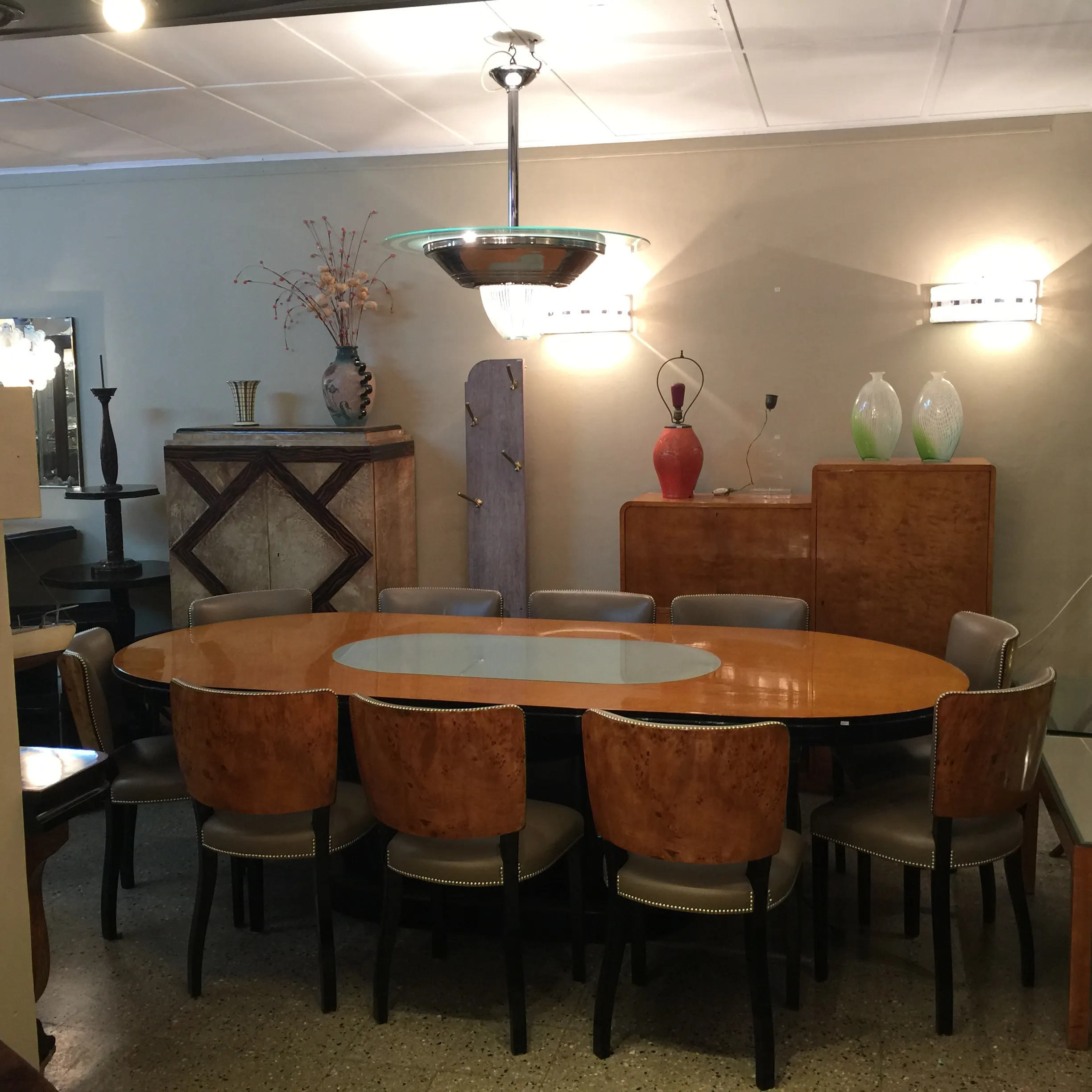 Table ancienne de repas pour 10 personnes avec lumière douce