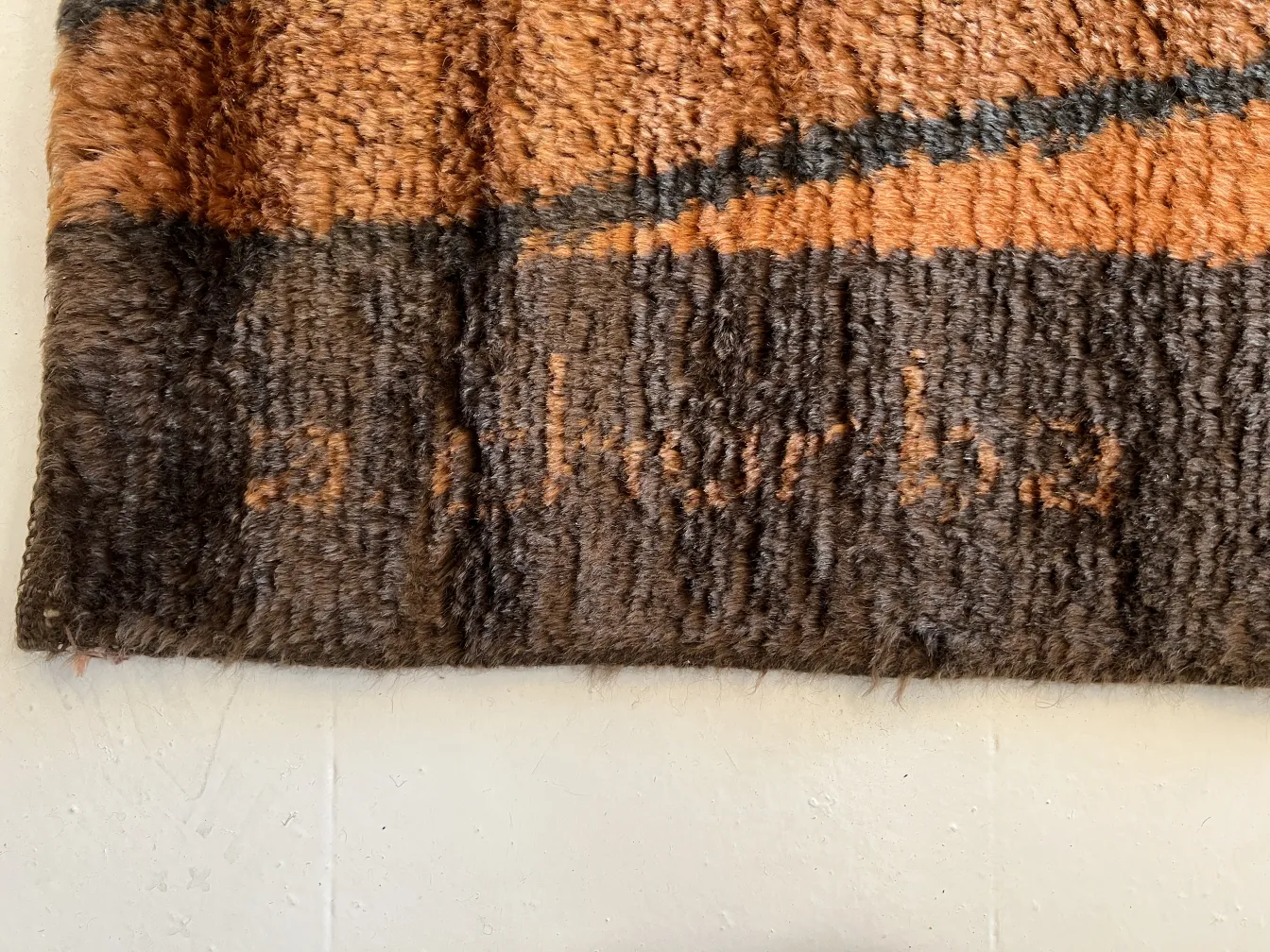 tapis ancien artisanal dans des tons bruns