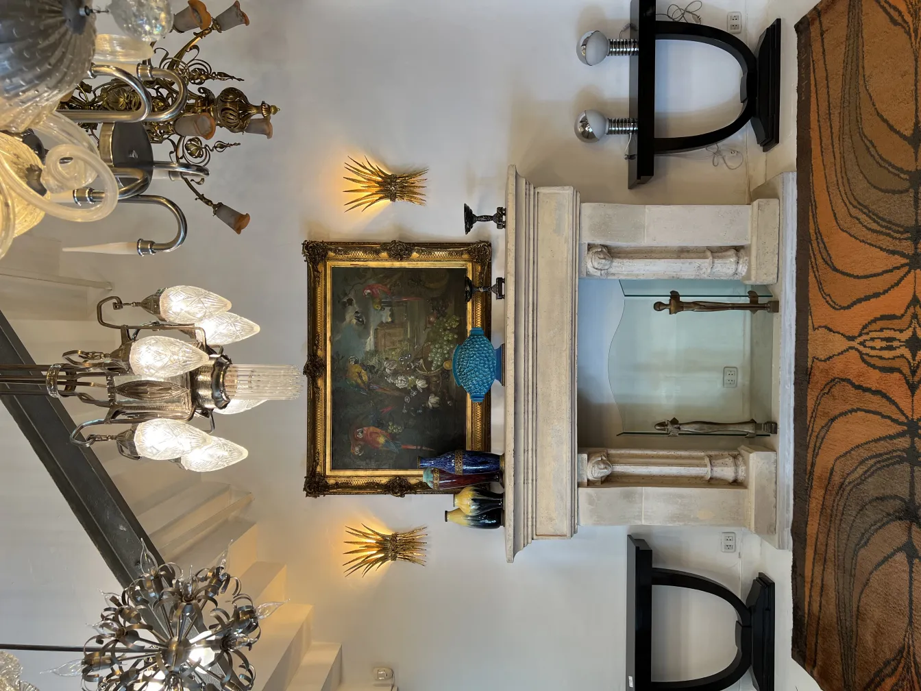 クラシックなセッティングにエレガントな模様のカーペット