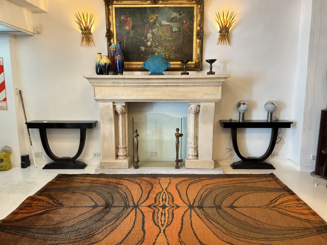 tapete antigo com design abstrato em tons de marrom e preto