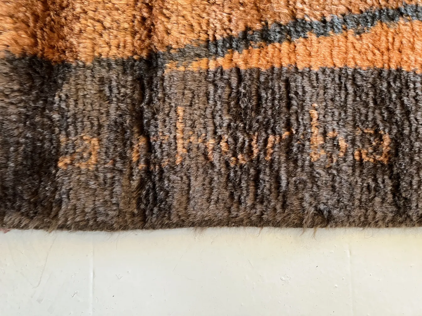 antiker Teppich mit braunen und orangefarbenen Tönen, gemütliche Atmosphäre