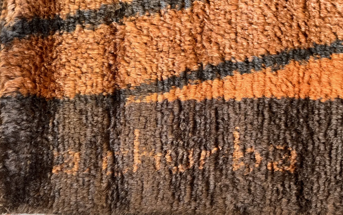 tapete antigo com design em marrom e laranja