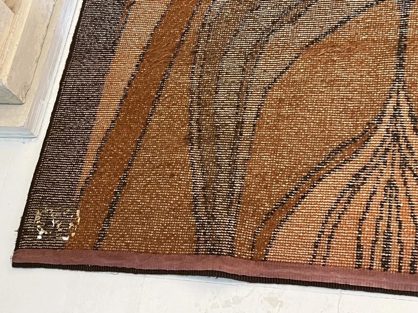 tapis ancien de couleur marron avec design abstrait dans l'environnement