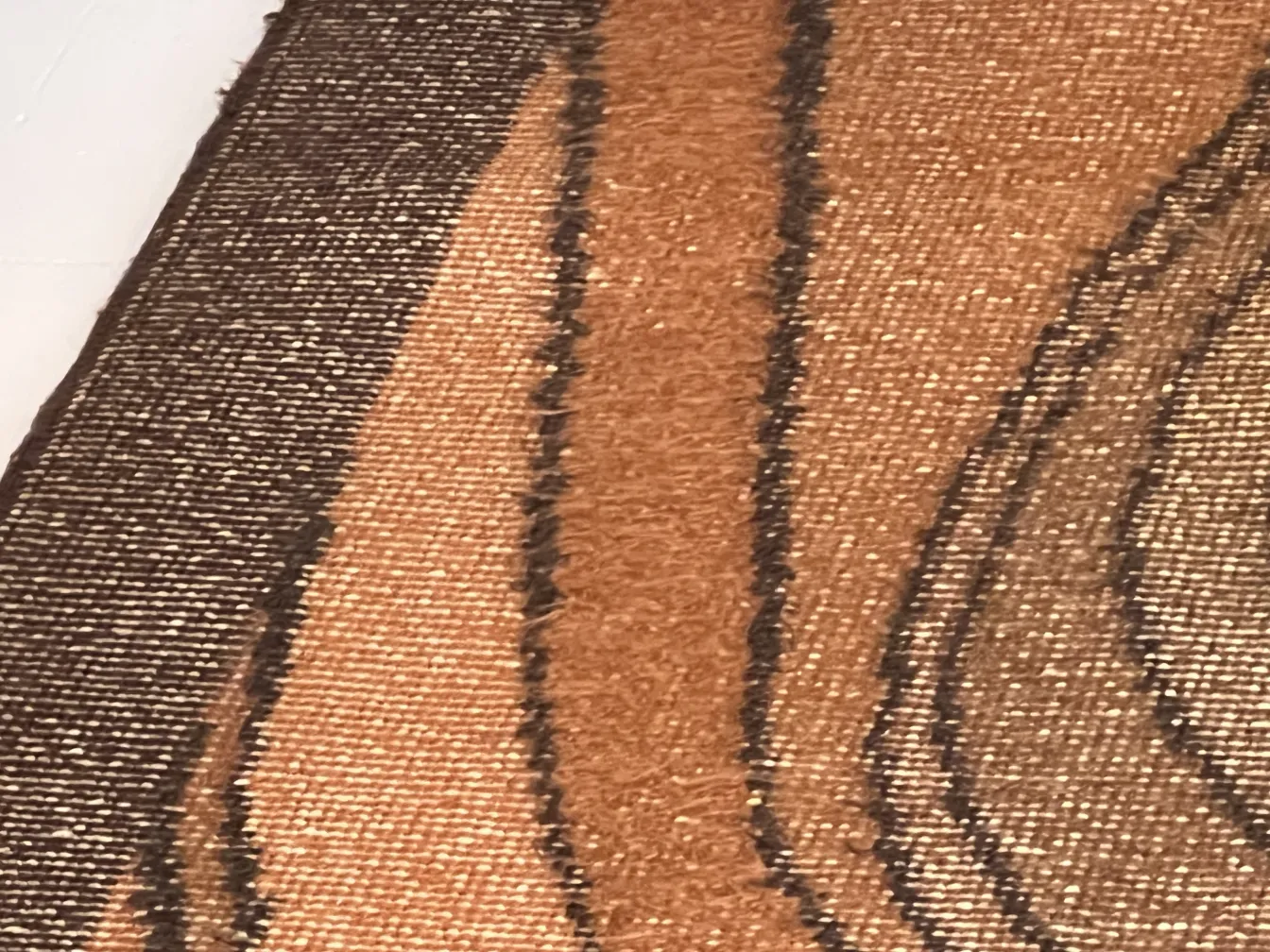 antiker Teppich in brauner Farbe mit gewelltem Design