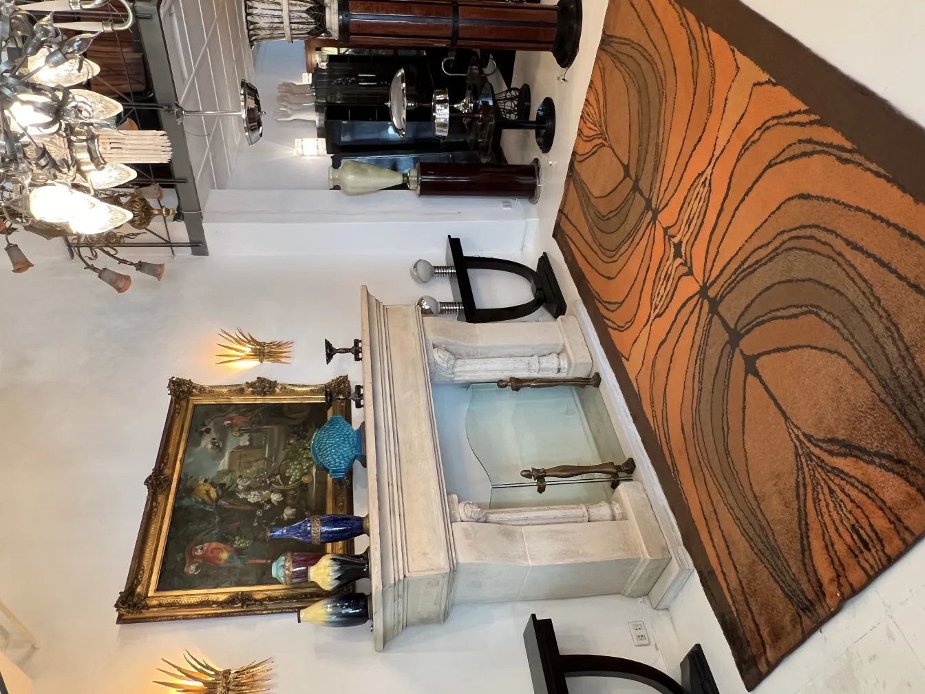 antiker teppich mit braunem design in klassischem ambiente