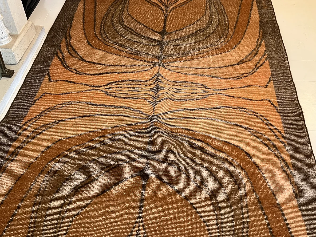 antiker Teppich mit welligem Design in Brauntönen