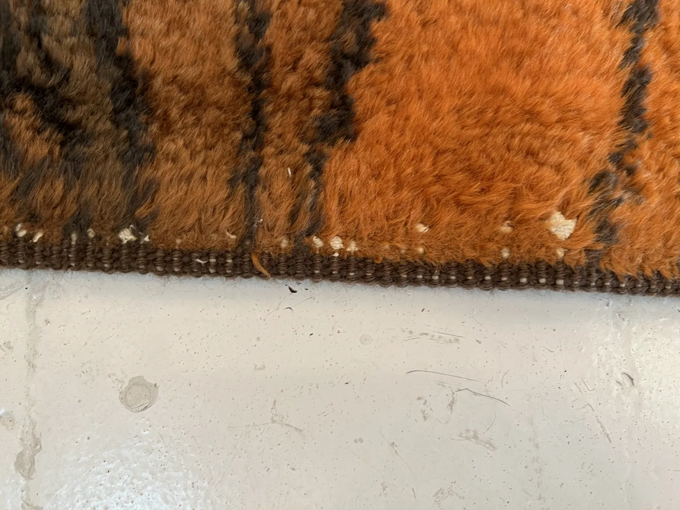 antiker teppich in warmen farben mit einzigartigem design