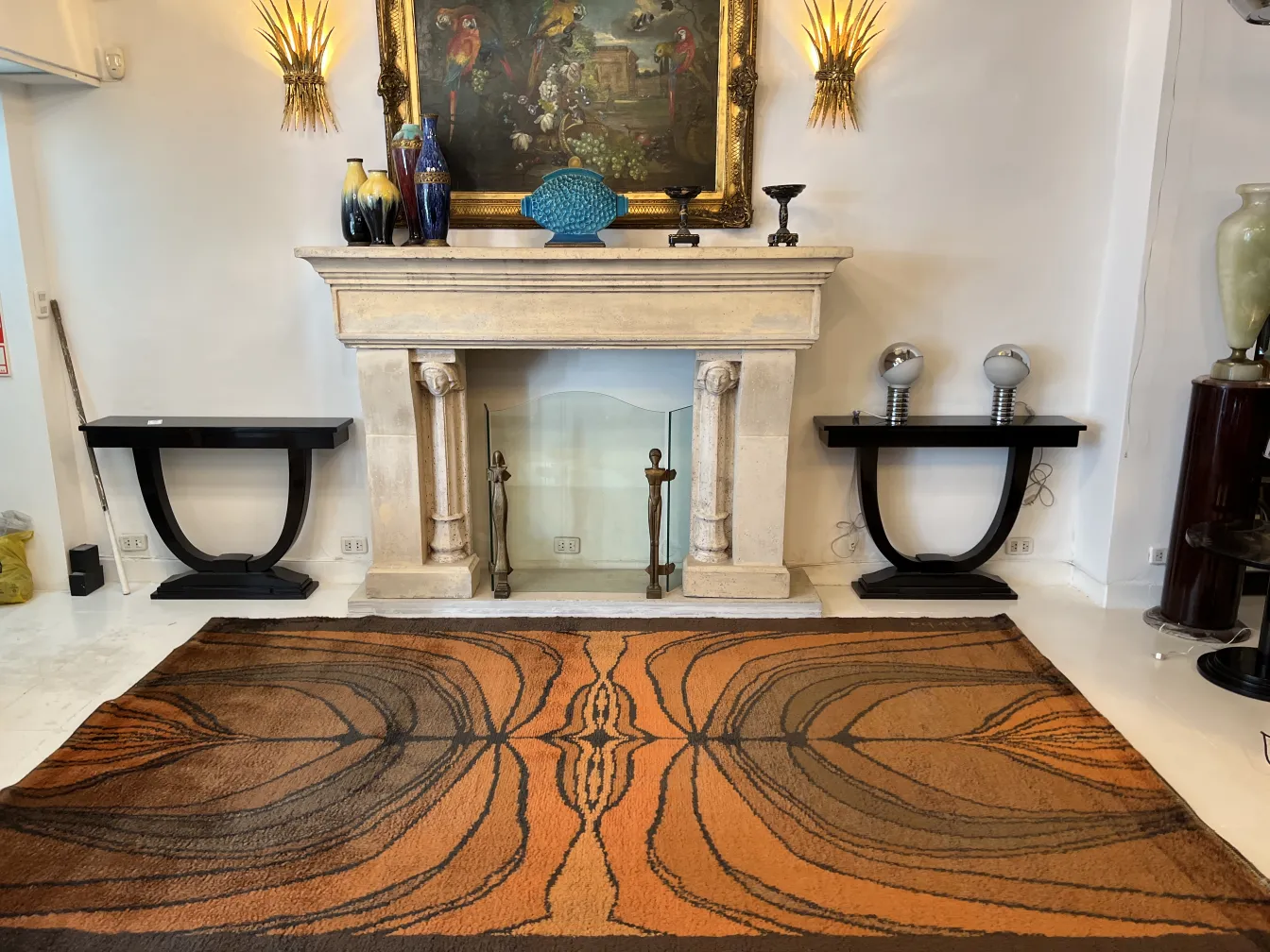 tapis ancien avec design abstrait et tons chauds, ambiance élégante