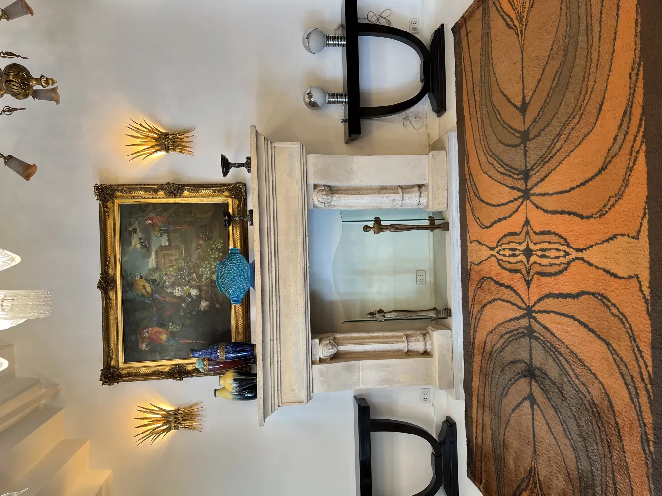 古董地毯带有棕色和橙色图案，置于优雅环境中