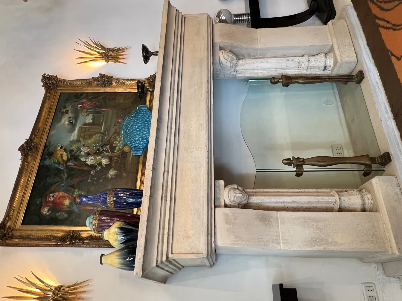 tappeto antico decorativo con dettagli unici in un ambiente elegante