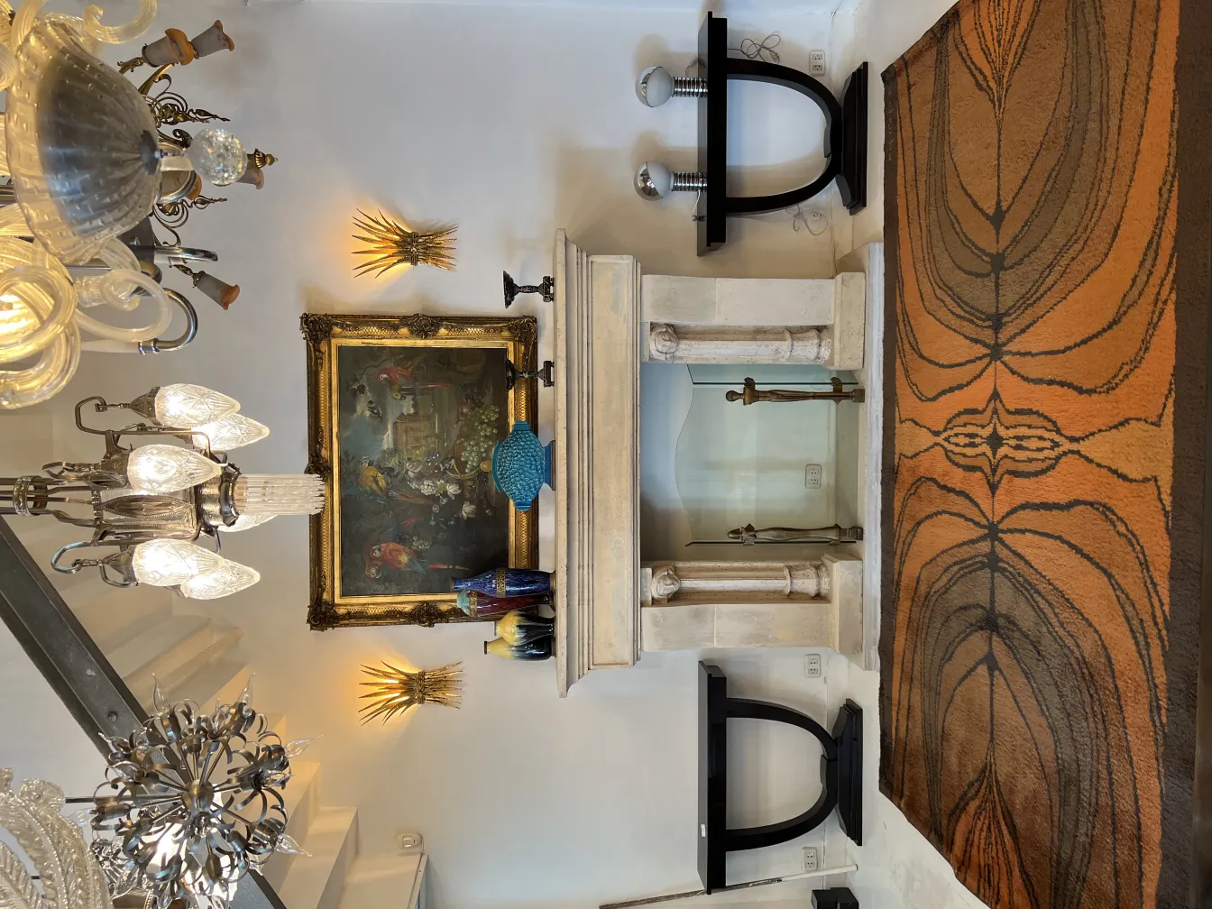 tappeto antico con design marrone e arancione in stanza elegante