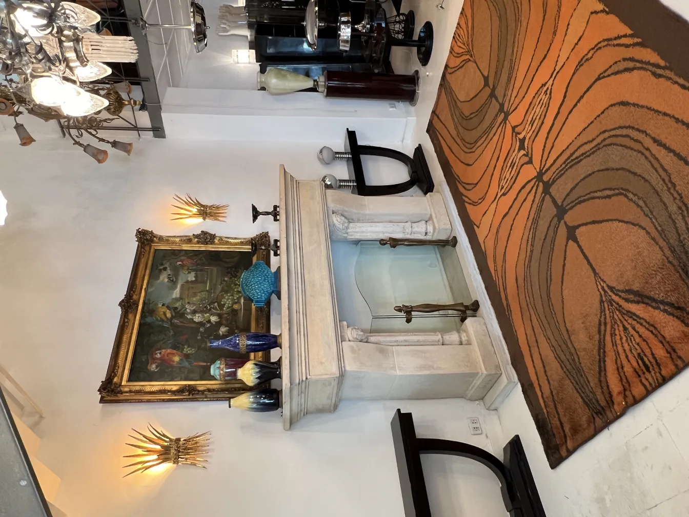 Tappeto antico marrone con design a onde in un ambiente elegante.