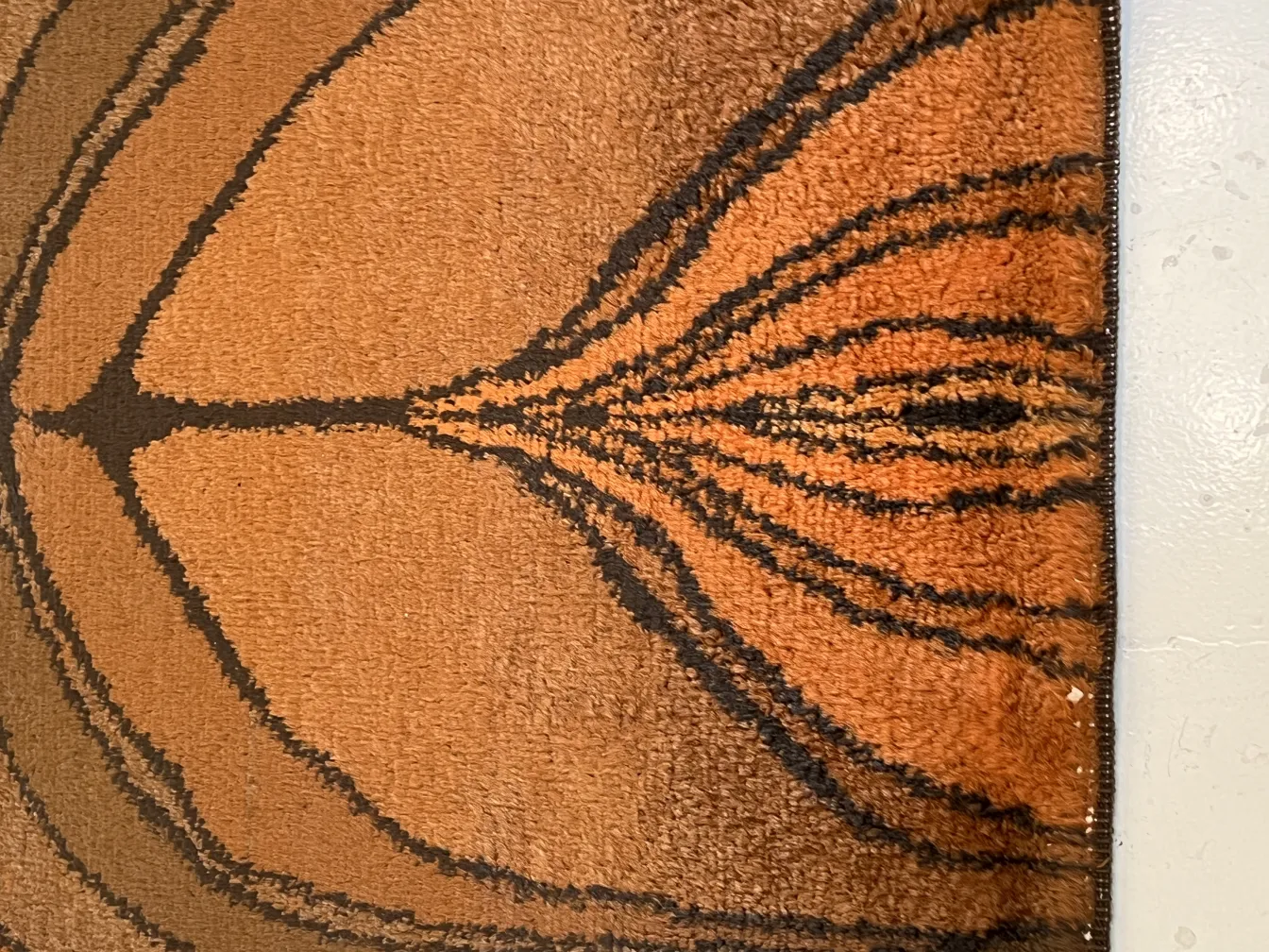 茶色と黒の幾何学模様の古代カーペット。